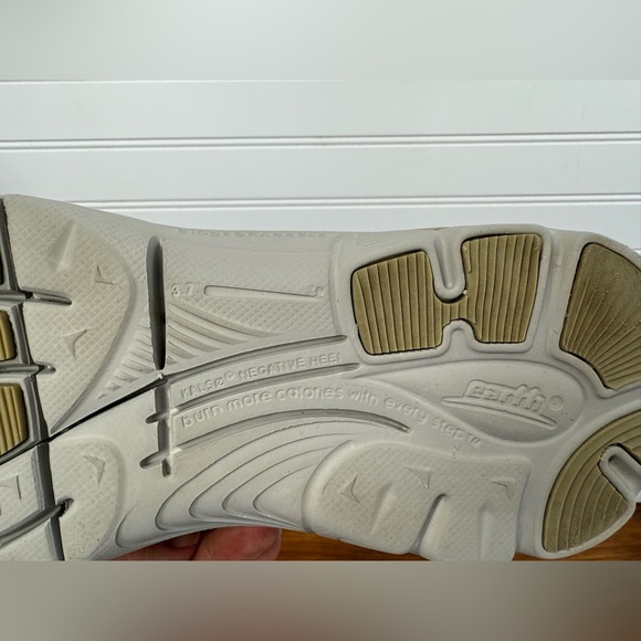 Earth women’s exer-walk, negative heel shoes in Desert butter leather. Size 8D - Picture 3 of 10